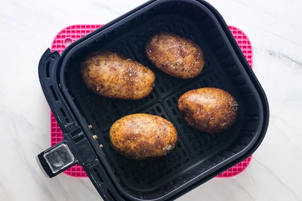 https://toasterovenlove.com/wp-content/uploads/How-to-Cook-Potatoes-in-an-Air-Fryer.jpg