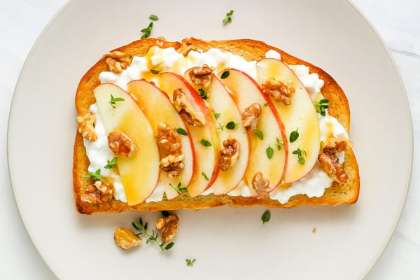 Toast with apple slices and nuts.