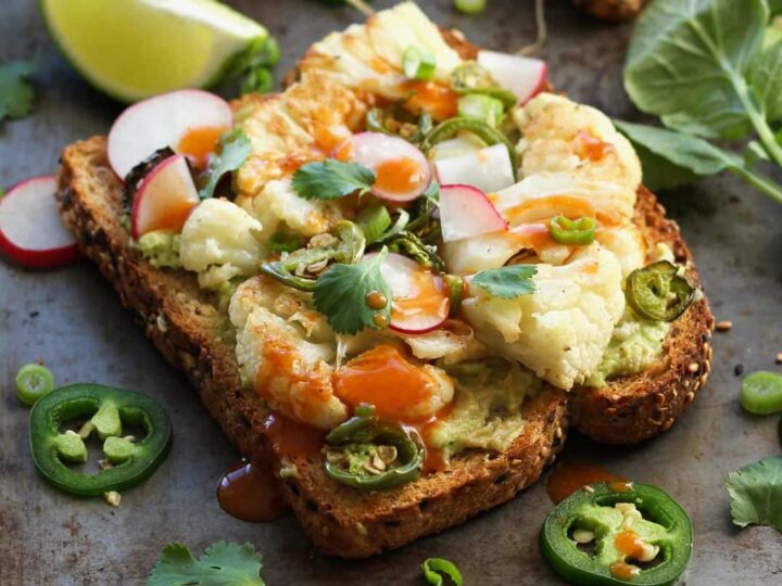 Spicy Smashed Avocado Hash Brown Toasts - Kalejunkie