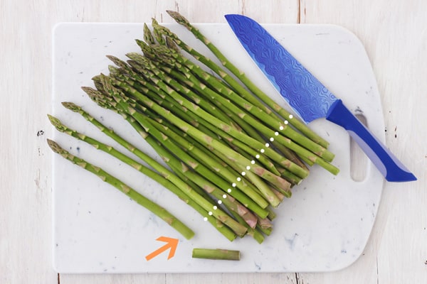 A bunch of asparagus on a cutting board